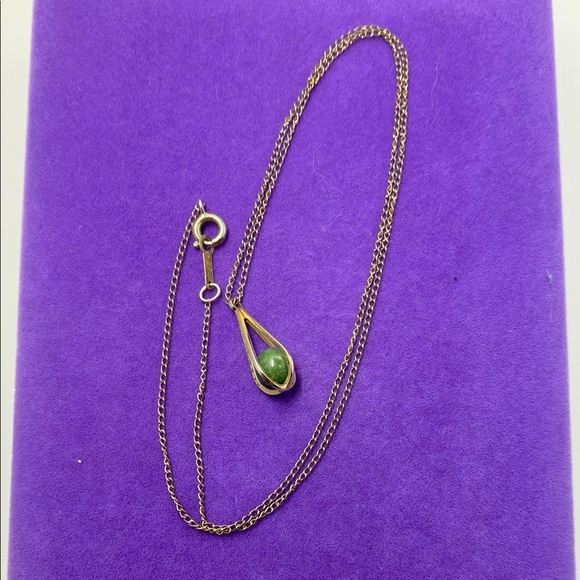 💛 Vintage Gold Filled Green Jade Ball Pendant Necklace - Picture 2 of 4